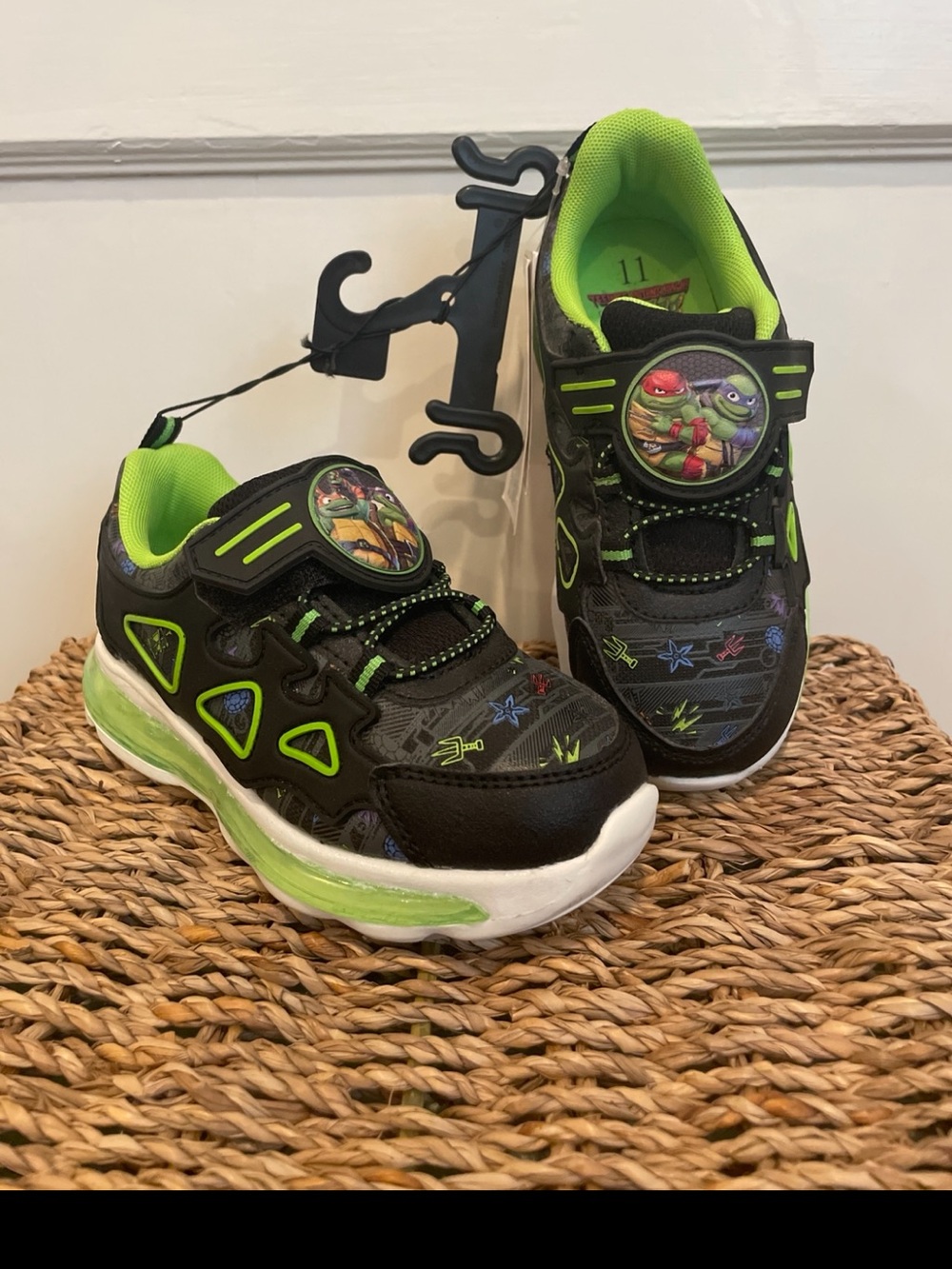 NWT Sneakers size 11 TMNT lights up toddler/preschool/early elementary